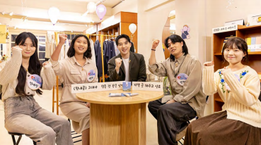 '힐링톡톡' 대학생 서포터즈와 홍보대사 가수 김민석(가운데) /사진=생명보험사회공헌재단