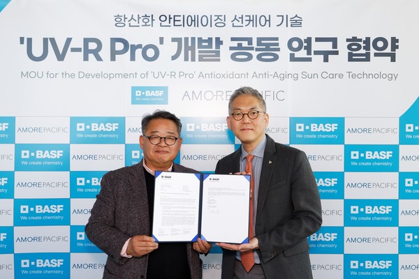 린 'UV-R Pro' 개발 공동 연구 협약식에 참가한 아모레퍼시픽 R&I센터 서병휘 CTO(사진 오른쪽),  한국바스프 케어케미컬 김대용 사업부장/사진=아모레퍼시픽