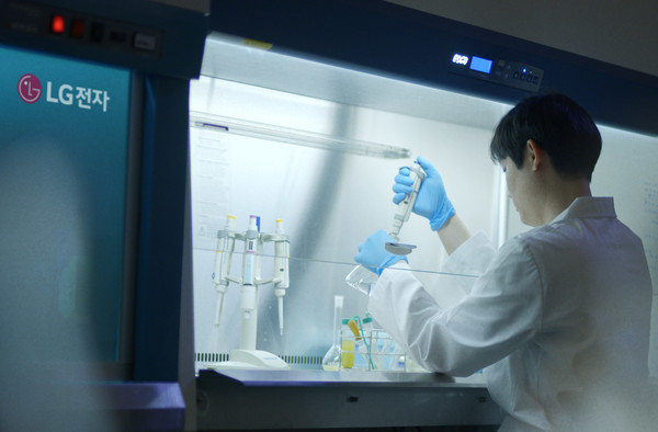LG전자가 B2B 신사업으로 육성하고 있는 항균 기능성 소재 ‘퓨로텍(PuroTec™)’을 식품 가공 산업으로 확대 적용한다. 기능성 소재를 개발 중인 연구원의 모습. /사진=LG전자
