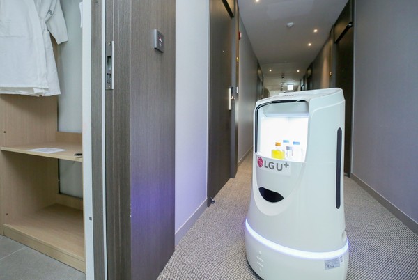 아늑호텔 인천구월점에서 실내 배송로봇이 룸서비스를 제공하고 있다./사진=LG유플러스