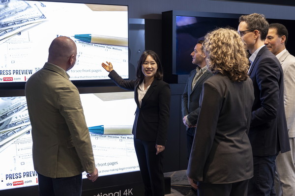 독일 프랑크푸르트 '2025 유럽 테크세미나'에서 참석자들이 2025년형 Neo QLED 4K 신제품을 살펴보고 있다. /사진=삼성전자