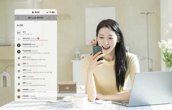 SKT 모델이 AI 에이전트 '에이닷'에 새로 추가된 '제미나이 2.0 플래시'를 이용하고 있다./사진=SKT