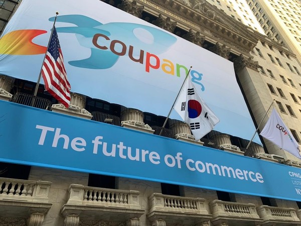 뉴욕증권거래소 앞에 걸린 쿠팡 현수막과 태극기 / 사진=연합뉴스