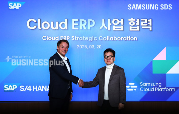 20일 서울 송파구 삼성SDS 잠실캠퍼스에서 (오른쪽)이준희 삼성SDS 대표이사와 크리스티안 클라인 SAP 최고경영자(CEO)가 기념 촬영을 하고 있다./사진=삼성 SDS