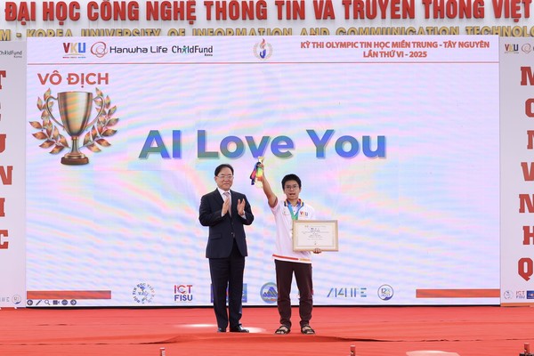 홍정표 한화생명 커뮤니케이션 실장(사진 좌측)이 '인공지능(AI) 트랙' 우승팀에게 상장과 트로피를 전달하고 있다. /사진=한화생명