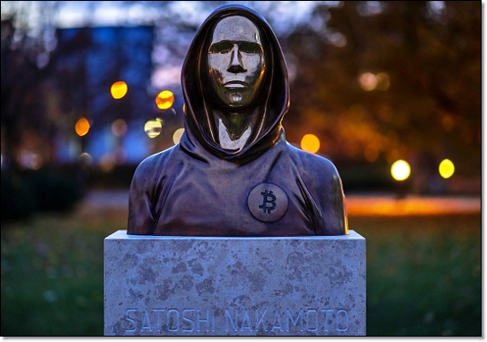 비트코인 창시자 사토시 나카모토를 형상화한 동상이 21년 9월 항거리 부다페스트에 세워졌다. 
