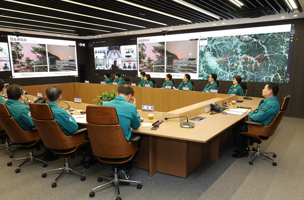 26일 대전 본사에서 윤석대 한국수자원공사 사장(사진 오른쪽)이 전사 비상대책회의를 주재하고 있다. /사진=한국수자원공사