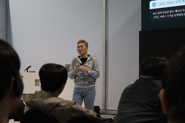 박영춘 한화큐셀 디지털솔루션 센터장이 26일 서울 서초구 aT센터에서 신규 에너지 소프트웨어를 소개하고 있다./사진=한화큐셀