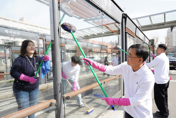 HS효성이 26일 서초구와 함께 쾌적한 거리 조성을 위한 새봄맞이 대청소를 실시했다. /사진=HS효성