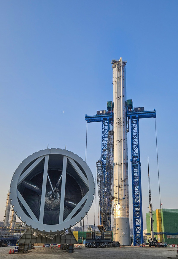 설치가 완료된 프로필렌 분리타워의 모습./사진=현대건설