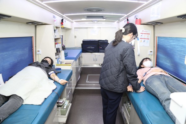 DL그룹 직원이 26일 서울 종로구 돈의문 디타워 본사에 배치된 헌혈 버스에서 헌혈을 하고 있다./사진=DL그룹