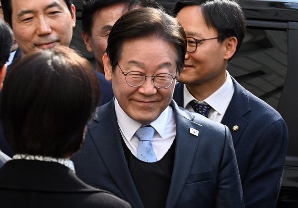 이재명 더불어민주당 대표가 지난 26일 서울 서초구 서울고등법원에서 열린 공직선거법 위반 항소심에서 무죄를 선고받은 뒤 법정을 나서고 있다. 사진=연합뉴스