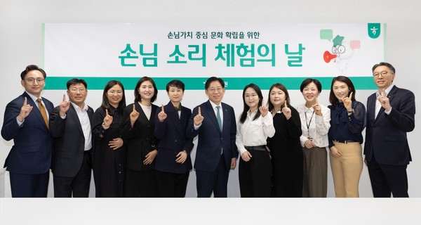 지난 26일 하나증권 경영진이 손님케어센터에서 콜센터 상담 업무를 체험하는 손님 소리 체험의 날 행사를 개최한 가운데 행사에 참가한 강성묵 하나증권 대표이사(사진 가운데)와 임직원들이 기념촬영을 하고 있다. 사진=하나증권