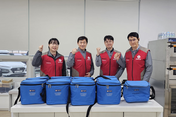 롯데건설 샤롯데 봉사단이 의정부 지역에서 봉사활동 후 기념촬영을 하고 있다. /사진=롯데건설