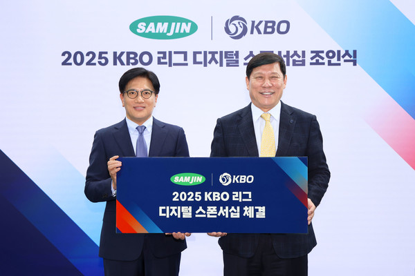 조규석 삼진제약 대표(좌)와  허구연 KBO 총재가 협약식 후 사진을 찍었다. / 사진=삼진제약