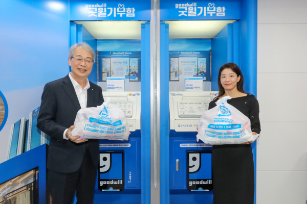 (왼쪽부터) 임종룡 우리금융그룹 회장과 고객 대표가 굿윌기부함에 1호 기부를 하고 있다. /사진=우리금융그룹