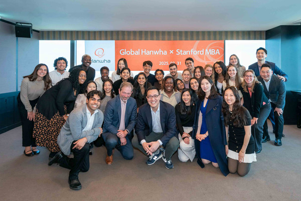 김동선 부사장과 스탠포드대 MBA 학생들이 기념 촬영을 하고 있다. /사진=한화그룹