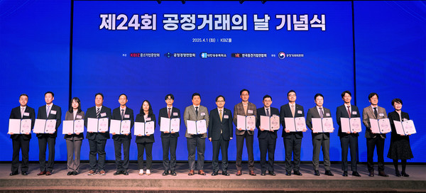 '제24회 공정거래의 날 기념식'에서 롯데건설 준법경영부문장 조도휘 상무(왼쪽 첫 번째)를 비롯한 수상자들이 한기정 공정거래 위원장(왼쪽 아홉 번째)과 기념촬영을 하고 있다. /사진=롯데건설