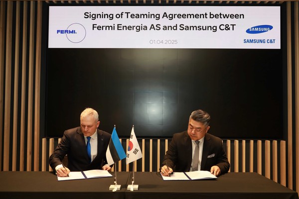 에스토니아 SMR 사업 업무협약 체결식. 페르미 에네르기아 칼레브 칼레멧 CEO와 삼성물산 건설부문 김정은 원전영업팀장이 협약서에 서명하고 있다. /사진=삼성물산