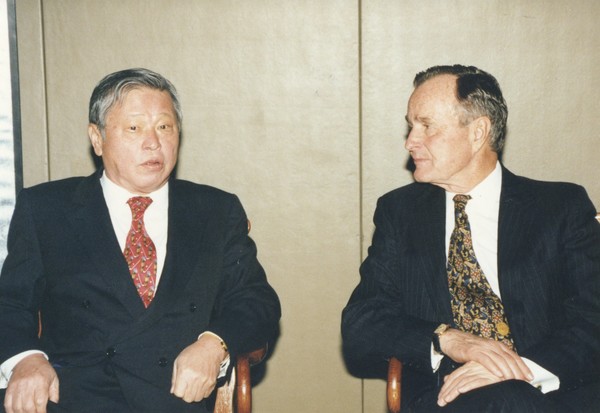 1996년 1월 최종현 SK 선대회장(왼쪽)이 서울 한남동 그랜드하얏트 호텔에서 조지 H. W. 부시 전 미국 대통령과 만나 환담을 나누고 있다. /사진=SK그룹