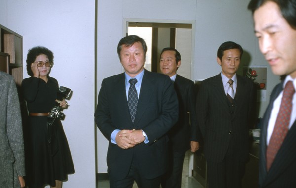 1980년 12월 최종현 SK 선대회장이 유공(현 SK이노베이션) 인수 후 첫 출근하여, 사무실에서 직원들과 인사를 나누고 있다. /사진=SK그룹