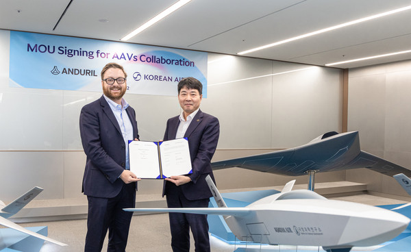 대한항공은 2일 서울 중구 대한항공 항공우주사업본부 서울사무소에서 미국 방산업체 안두릴사와 '자율형 무인기(AAVs) 개발 협력을 위한 양해각서'를 체결했다. 대한항공 항공우주사업본부장 임진규 전무(오른쪽)와 브라이언 쉼프 안두릴 공동창업자 겸 최고경영자가 기념 촬영하고 있는 모습. /사진=대한항공