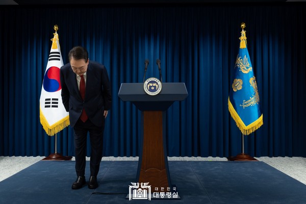 윤석열 대통령이 지난해 12월 7일 용산 대통령실에서 대국민 담화를 발표한 뒤 인사하고 있다. 사진=대통령실