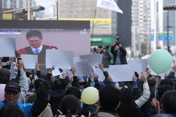 헌법재판소가 윤석열 전 대통령 탄핵 사건에 대해 인용을 선고한 4일 오전 강원 춘천시 동내면 거두리 사거리에 모인 시민들이 기뻐하고 있다./ 사진=연합뉴스