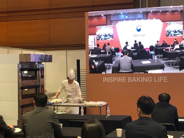 '2023 가루쌀 신메뉴 개발 품평회' 대상 수상자인 김태민 김태민발효식빵 대표가 지난 3일 열린 '2025 한국 국제 베이커리 페어'에서 가루쌀 빵 제조법을 시현하고 있다. /사진=김현정 기자