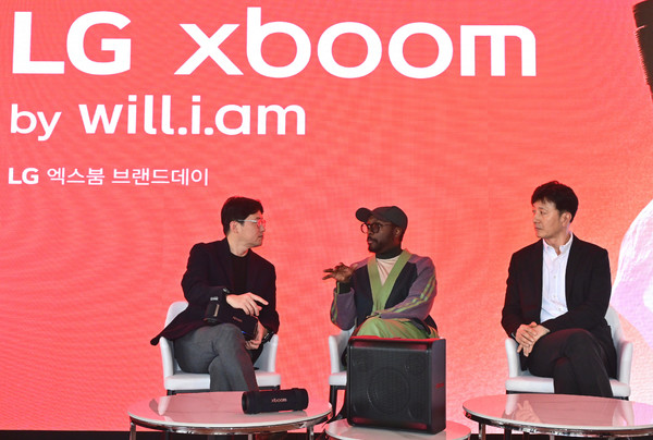 LG전자가 세계적인 뮤지션 윌아이엠(will.i.am)과의 협업으로 탄생한 무선 오디오 브랜드 'LG 엑스붐' 신제품을 앞세워 고객에게 혁신적인 AI 오디오 경험을 선보인다. 사진은 LG 엑스붐 브랜드 데이에서 LG전자 MS사업본부 오디오사업담당 이정석 전무(왼쪽)와 윌아이엠(가운데), LG전자 한국영업본부 MS마케팅담당 오승진 상무(오른쪽)가 대담을 나누고 있다. /사진=LG전자