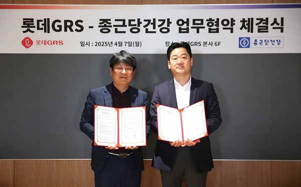  이승주 롯데GRS 마케팅부문장(좌)과 유지형 종근당건강 식품사업부 사업부장(우)이 협업 메뉴 개발 업무협약을 진행했다. /사진=롯데GRS