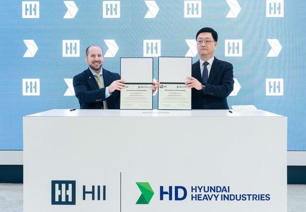 (오른쪽) 주원호 HD현대중공업 특수선사업대표와 브라이언 블란쳇 잉걸스 조선소 사장이 MOU 체결 후 기념사진을 촬영하고 있다./사진=HD현대