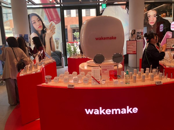CJ올리브영의 메이크업 전문 브랜드 '웨이크메이크'의 성수 팝업 매장 내 모습 /사진=김현정 기자
