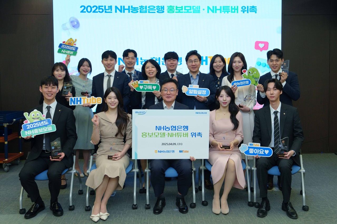 NH농협은행 경영기획부문 최동하 수석부행장(앞 줄 가운데)이 직원 홍보모델 및 NH튜버들과 기념사진을 촬영하고 있다. / 사진=NH농협은행