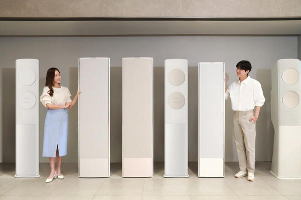 삼성전자 모델이 2025년형 가정용 AI 에어컨 라인업을 소개하고 있다. /사진=삼성전자