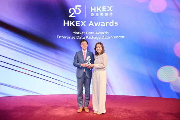 지난 8일 홍콩 현지에서 개최된 'HKEX 어워즈 2024'에서 미래에셋증권 디지털부문 안인성 대표(좌측)가 상을 수상한 뒤 기념촬영을 하고 있다. 사진=미래에셋증권