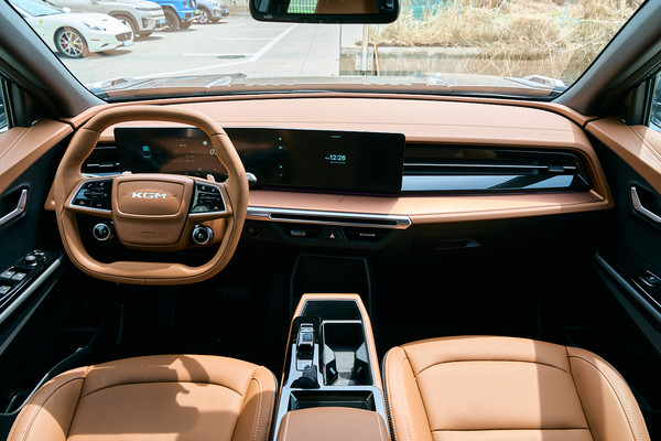 무쏘 EV 내부. 12.3인치 디지털 클러스터와 12.3인치 KGM 링크 내비게이션을 하나의 화면으로 연결한 파노라마 와이드 스크린. /사진=KG모빌리티