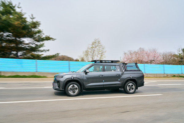 주행 중인 무쏘 EV. /사진=KG모빌리티