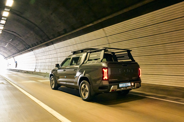 주행 중인 무쏘 EV. /사진=KG모빌리티