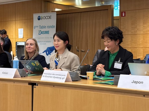 지난 10일 열린 OECD D4SME 회의에 참석한 카카오 김은화 상생사업 리더와 북촌 계동길 상인회 김용조 회장(왼쪽에서 두 번째, 세 번째) /사진=카카오