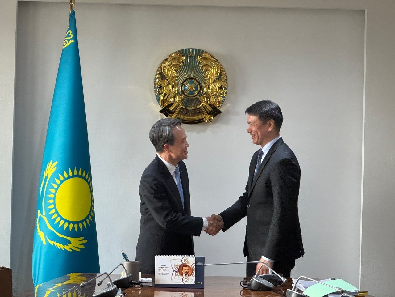 진옥동 신한금융그룹 회장(왼쪽), 누를란 압드라흐마노프 카자흐스탄 금융감독원 은행 담당 수석부원장 / 사진=신한금융그룹