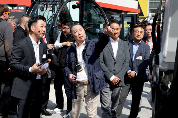 박정원 두산그룹 회장(왼쪽 두 번째)이 독일 건설기계 전시회 '바우마 2025'를 찾아 두산밥캣 부스를 유심히 살펴보고 있다. /사진=두산그룹