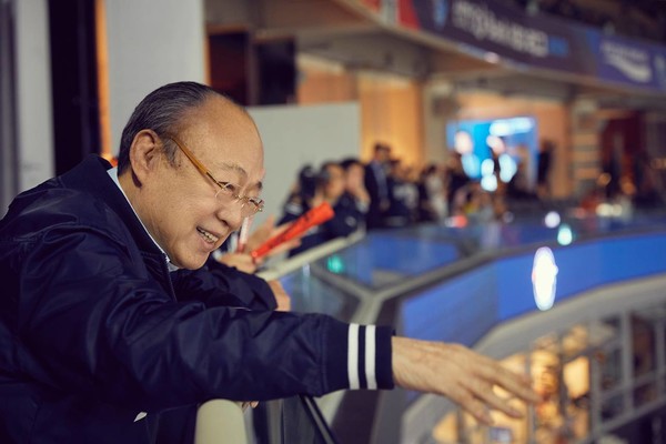 한화그룹 김승연 회장이 이글스 경기를 찾은 팬들과 인사하고 있다. /사진=한화그룹