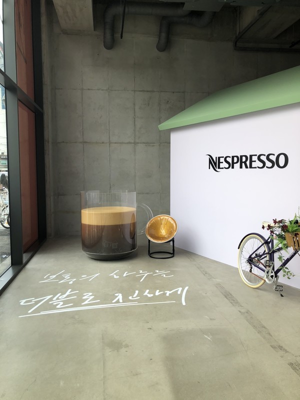 네스프레소 성수 팝업스토어 입구 옆 포토존 /사진=김현정 기자