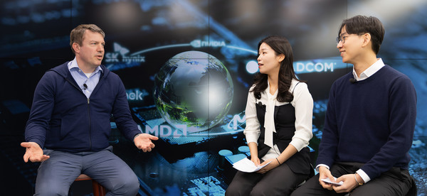 하나증권 본사 스튜디오에서 매튜 브라이슨(왼쪽 첫번째)과 하나증권 직원들이 인터뷰를 진행하고 있다. 사진=하나증권