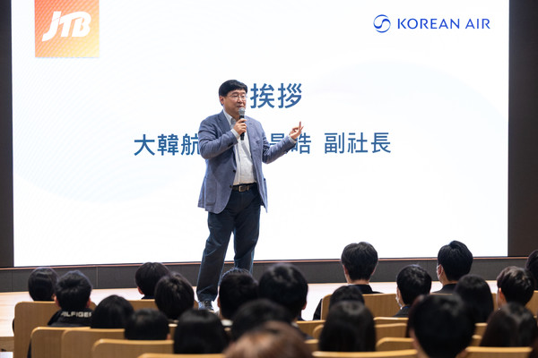 대한항공이 지난 15일 오후 서울 강서구 대한항공 본사에서 일본 대형 여행사인 JTB 신입직원을 초청해 본사와 주요 시설을 소개하는 견학 행사를 진행했다. 사진은 JTB 신입직원 견학 행사에서 인사말을 하고 있는 최정호 대한항공 영업총괄 부사장. /사진=대한항공