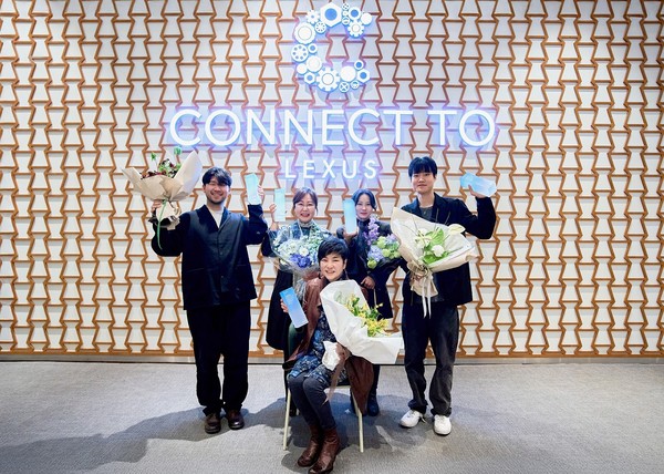 (앞줄 중앙) 위너 최선혜 작가와 (뒷줄 왼쪽부터) 파이널리스트 고도훈 작가, 김현주 작가, 조혜영 작가, 임재현 작가가 수상 후 기념사진을 촬영하고 있다./사진=렉서스코리아