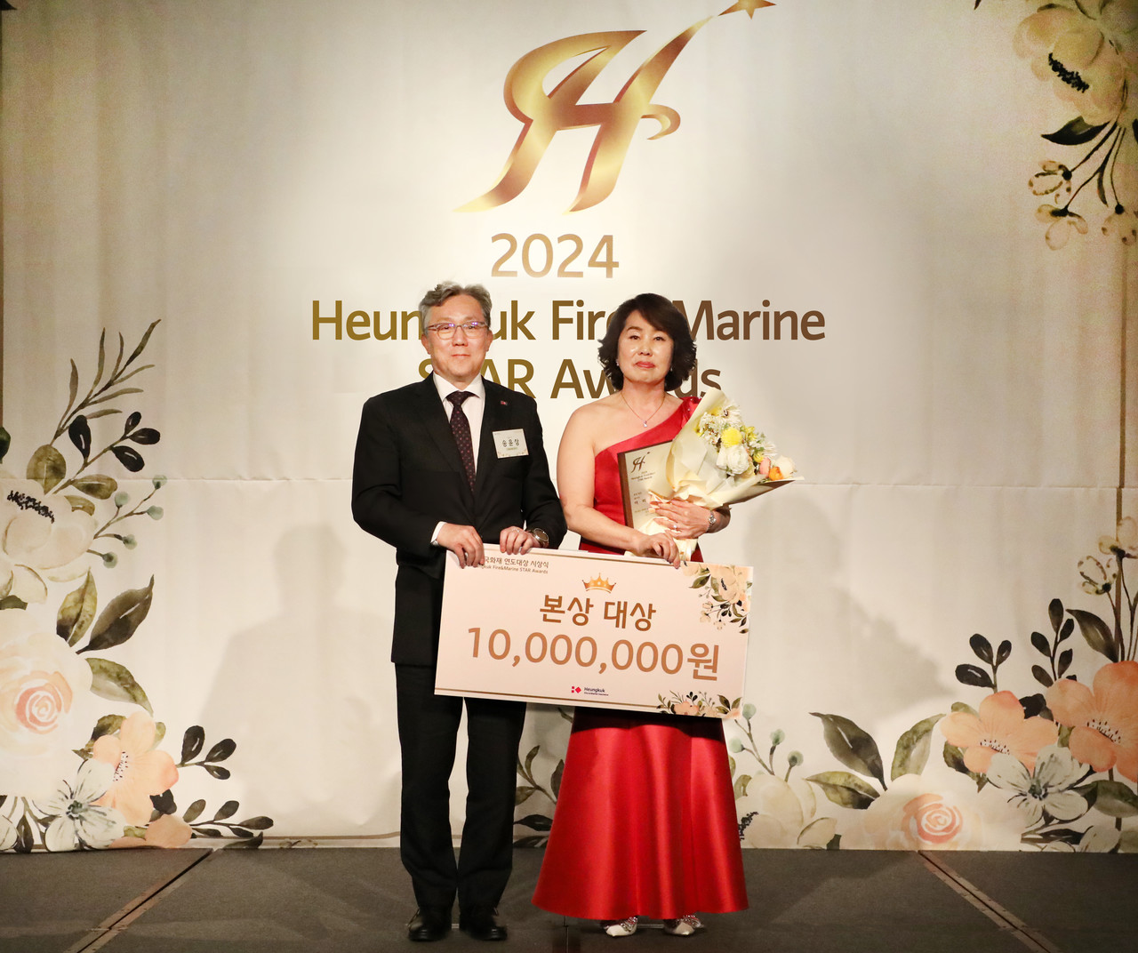 서울 포시즌스 호텔에서 '2024 흥국화재 연도대상 시상식'에서 (왼쪽부터) 흥국화재 송윤상 대표이사, 본상대상 수상자 이미선 울산지점 영업팀장이 기념촬영을 하고 있다.