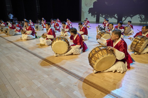 16일 광주예술의전당 대극장에서 열린 '제4회 크라운해태 한음회' 광주공연에서 크라운해태제과 임직원 국악동아리 '꿈을 굽는 사물놀이'가 사물놀이 '삼도농악가락'을 공연하고 있다. /사진=크라운해태