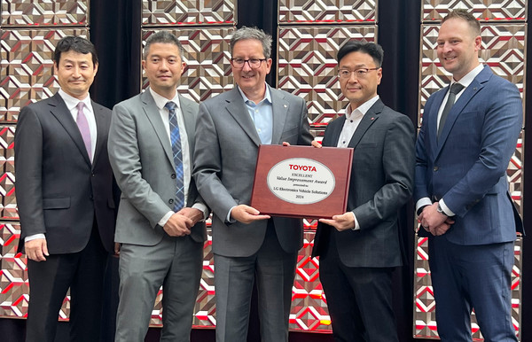 LG전자가 세계 최대 완성차 업체 도요타로부터 북미 시장의 전장부품 공급 역량을 인정받으며 '우수 공급사'로 선정됐다. 사진은 미국 미시간주 디트로이트에서 열린 '도요타 연례 공급사 비즈니스 미팅'에서 LG전자 VS북미법인장 오해진 상무(왼쪽 네 번째)와 도요타 북미법인 부품·자재 구매 관리 담당 토모 이이쿠보 부사장(왼쪽 두 번째). /사진=LG전자